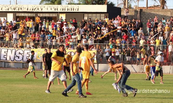 VERGONHA...TORCEDORES DO BRASILIENSE INVADEM O GRAMADO E AGRIDEM JOGADORES
