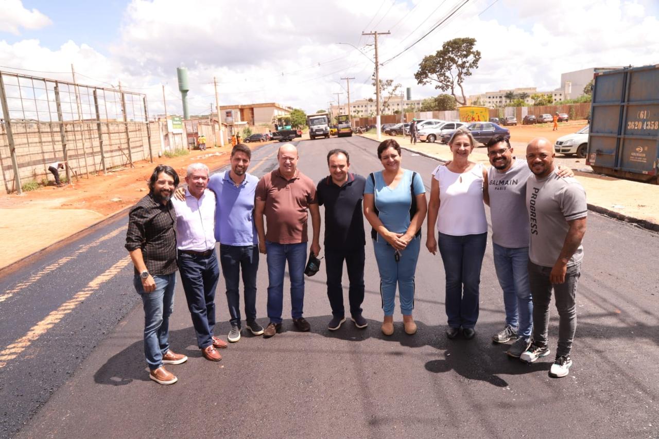 AO LADO DO DO DEPUTADO FEDERAL CÉLIO SILVEIRA E PREFEITO PÁBIO MOSSORÓ, DEPUTADA Dra. Zeli INAUGURA ASFALTO NO BAIRRO NO BAIRRO ESPLANADA III