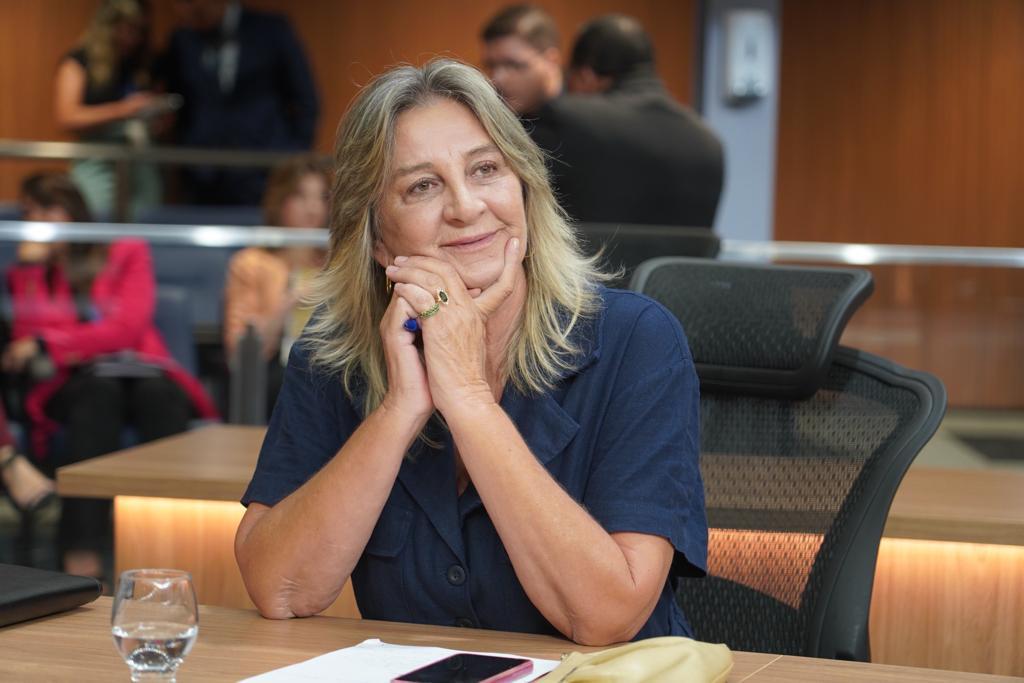 CARINHO E COMPROMISSO. DEPUTADA Dra. ZELI ENALTECE VALPARAÍSO DE GOIÁS NA ASSEMBLÉIA PELO ANIVERSÁRIO DA CIDADE