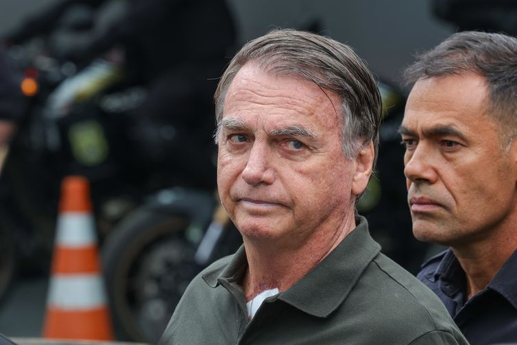 Após retirada de lesões da pele, Bolsonaro volta à prisão domiciliar