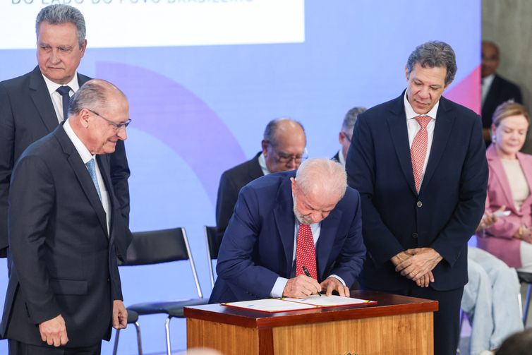 Lula envia à Câmara projeto para regulação econômica de big techs